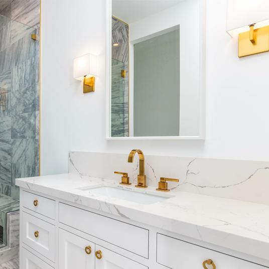 Bathroom mirror with thin white frame